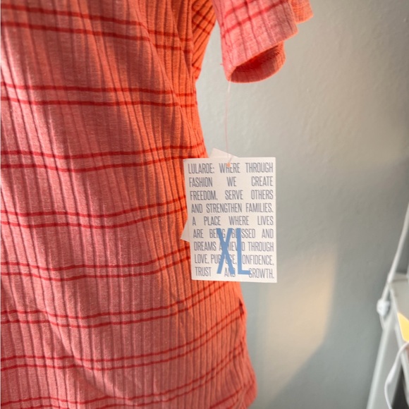 NWT!! ❤️💗 LuLaRoe Coral Striped Short Sleeve Top - Picture 3 of 8